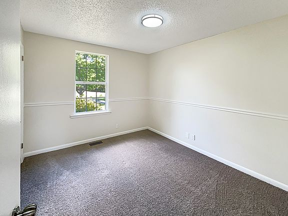 3rd image of 606 Mason Ct