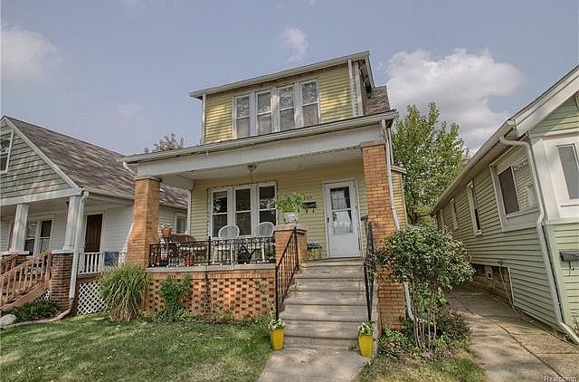 1st image of 205 E Bennett Ave