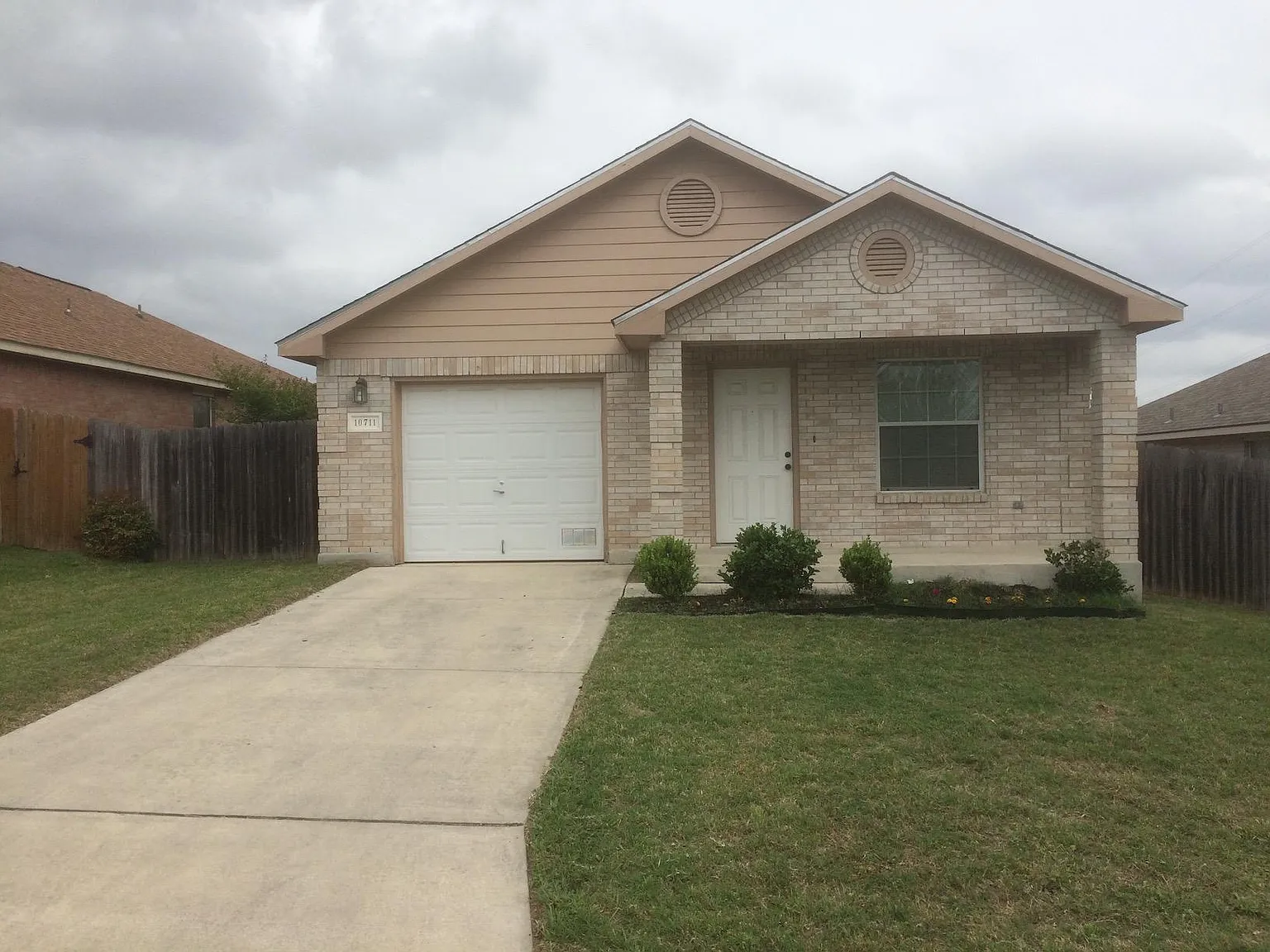3 bed, 1400 sqft, $1,800 — Photo 1
