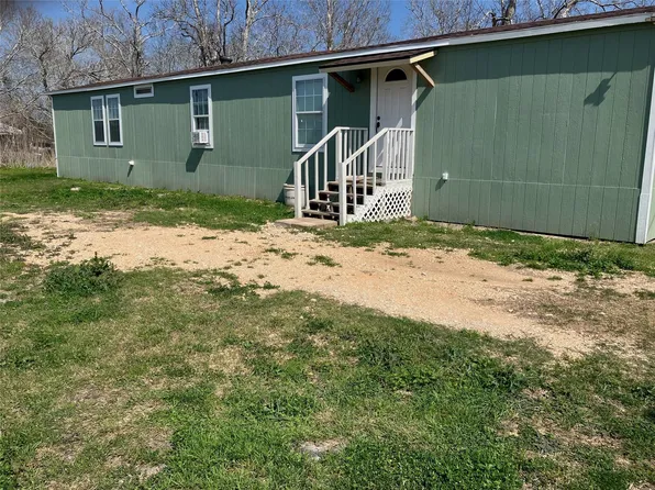 118 Walnut St, Blessing, TX 77419