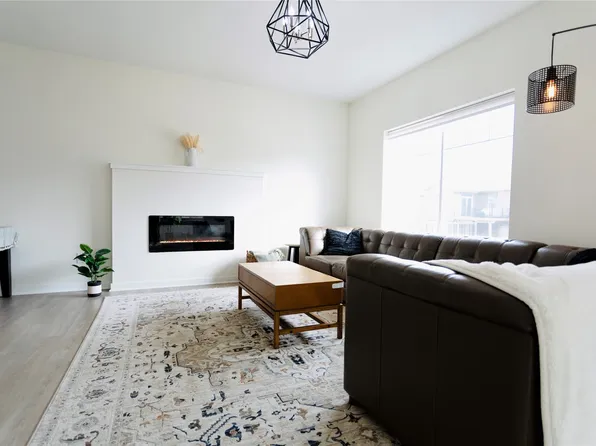 9144 Spring Crest Ln, West Des Moines, IA 50266