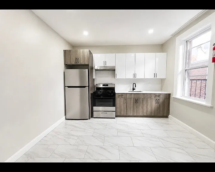 380 N 11th St #5L — Photo 6