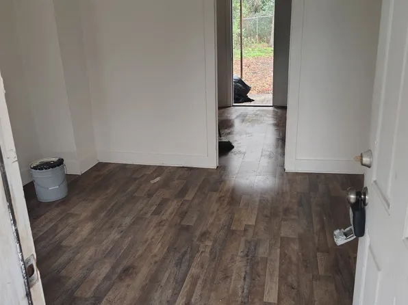 702 White Oak Ln, Greenwood, SC 29649