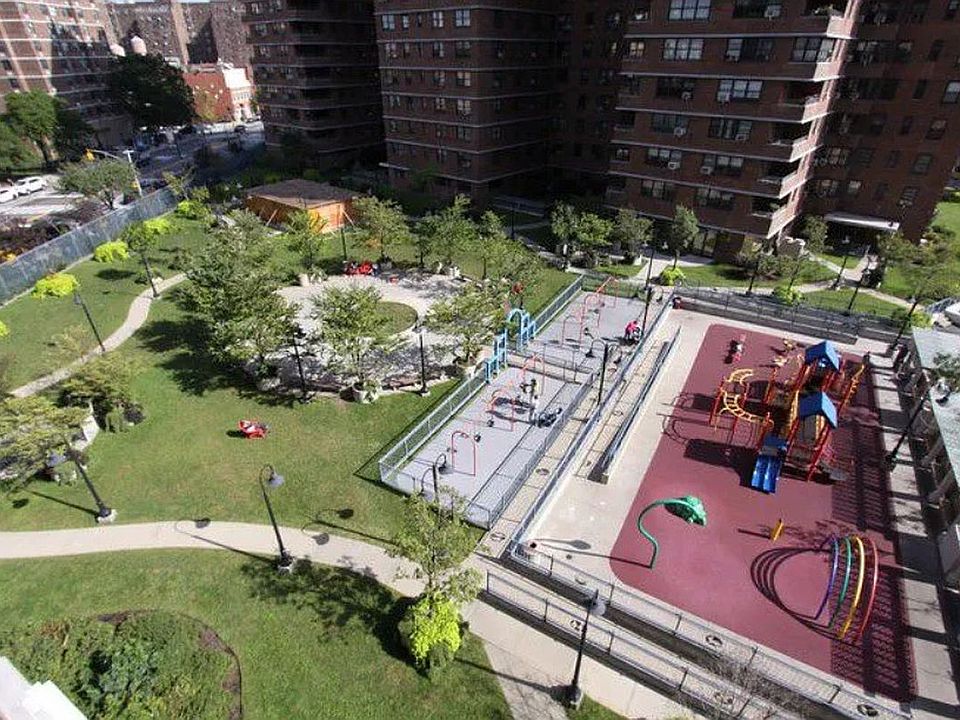 2nd image of 417 Grand St #E707