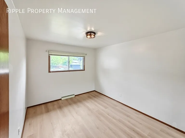 612 56th Ave SW #UPPER — Photo 17