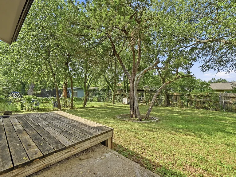 2313 Lakehurst Dr — Photo 24