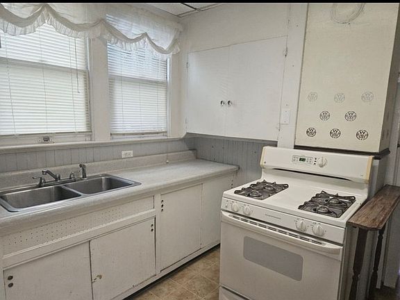 5th image of 110 Imperial St APT 1