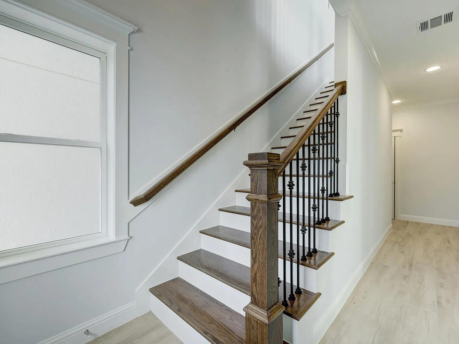 3 bed, 3.5 bath, 2604 sqft, $4,000 — Photo 2