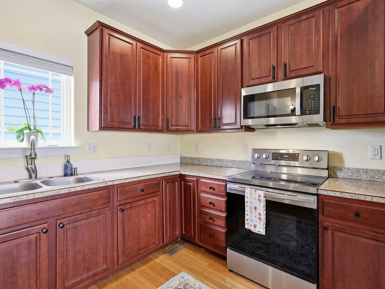 4 bed, 3.5 bath, 2376 sqft, $2,700 — Photo 2