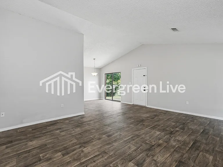 213 Eagle Dr — Photo 2