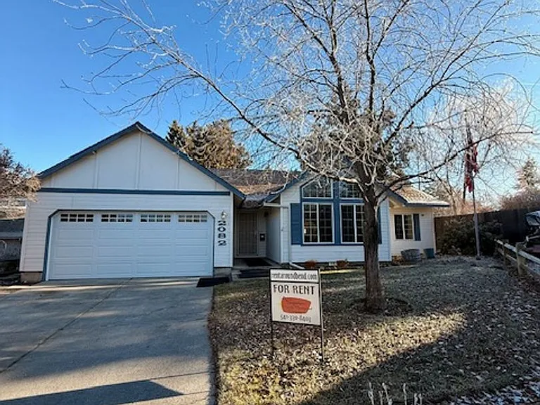 2082 NE Veronica Ln — Photo 1