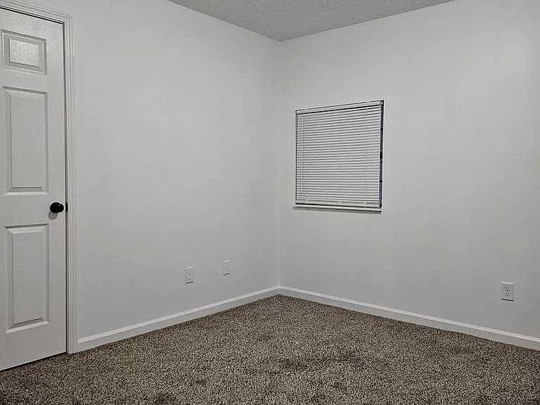 Spacious 4 Bedroom 2 Bath Upstairs unit! — Photo 25