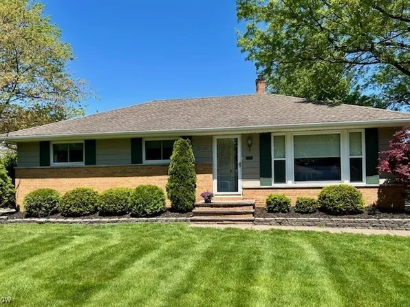 22200 Rivergate Dr, Rocky River, OH 44116
