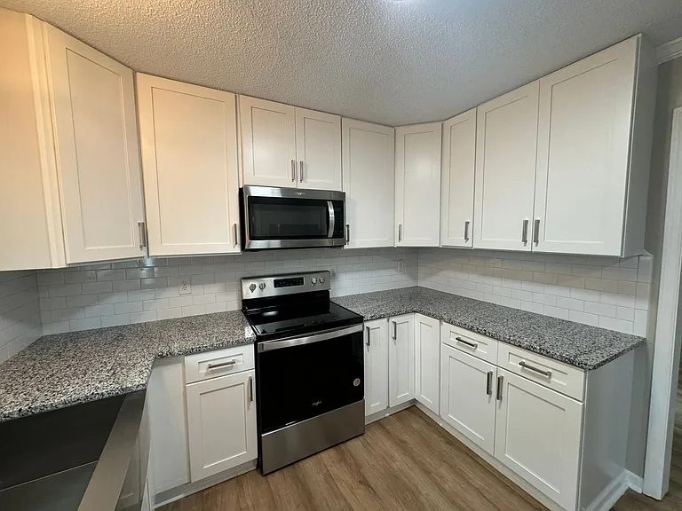 2434 Oxford Dr — Photo 12