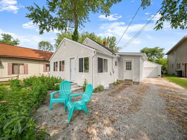 104 Lakeshore Blvd, Norton Shores, MI 49444