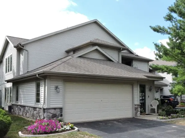2244 Circle Rdg #B, Delafield, WI 53018