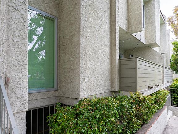 3rd image of 11818 Moorpark St Unit F