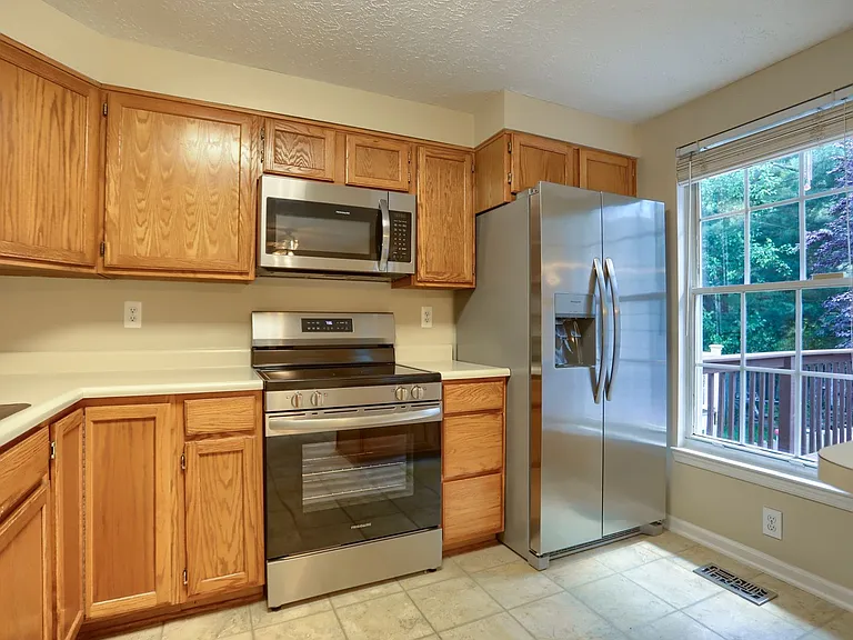 437 Ashton Ln — Photo 2