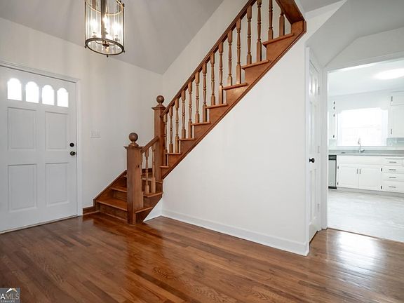 5th image of 215 Lenox Rd