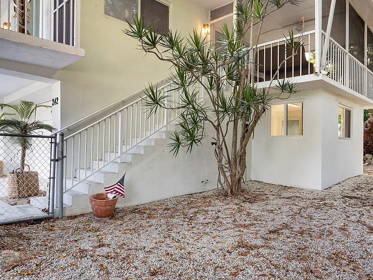 Bougainvillea St — Photo 89