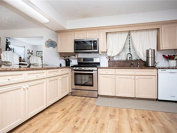 3rd image of 807 Coulter Pl