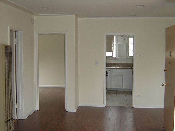 4th image of 1542 S Holt Ave