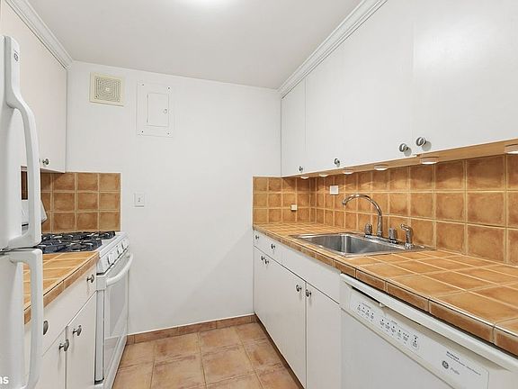 5th image of 16 W 16th St APT 14MN
