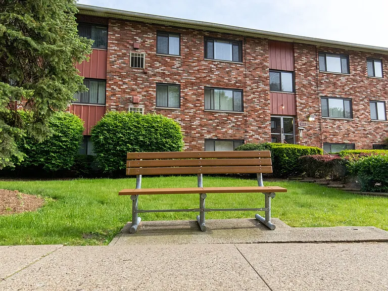 Edgewood Court Apartments — Photo 11
