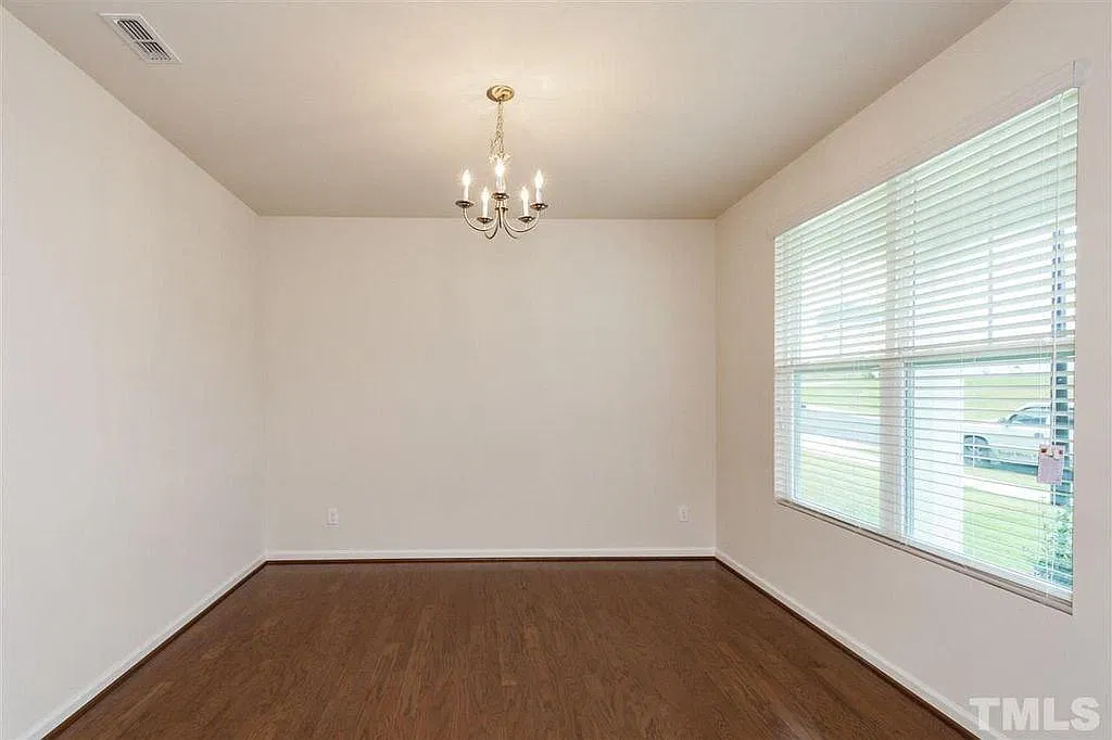 4 bed, 2512 sqft, $2,595 — Photo 4