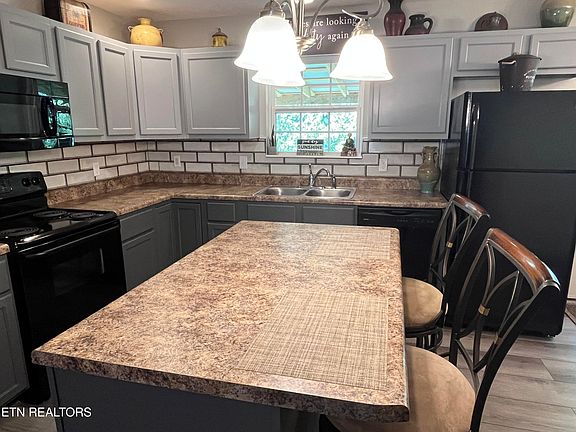 4th image of 8201 Oak Terrace Ln