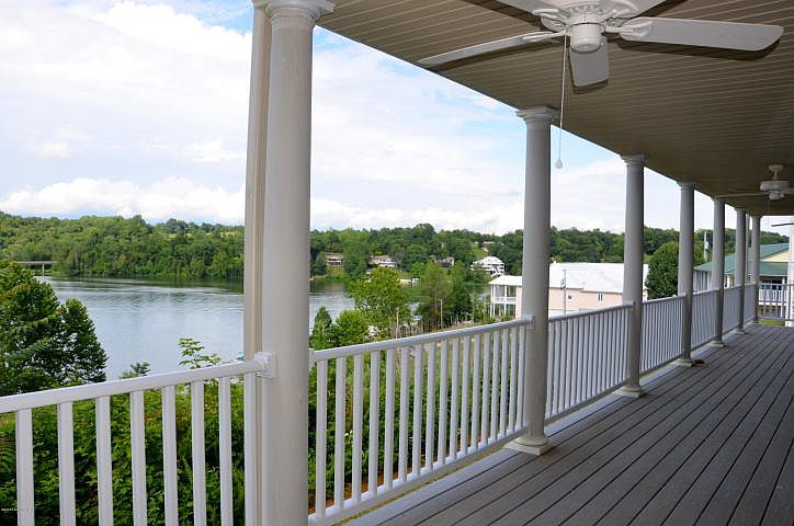 Large Deck over looking Lake