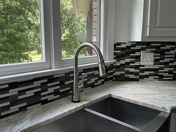 4th image of 4038 Greystone Dr