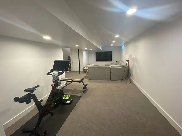 15270 Oak Valley Ln, Monroe, MI 48161