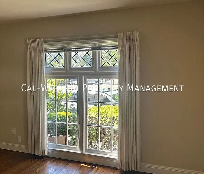 1385 Newport Ave — Photo 8