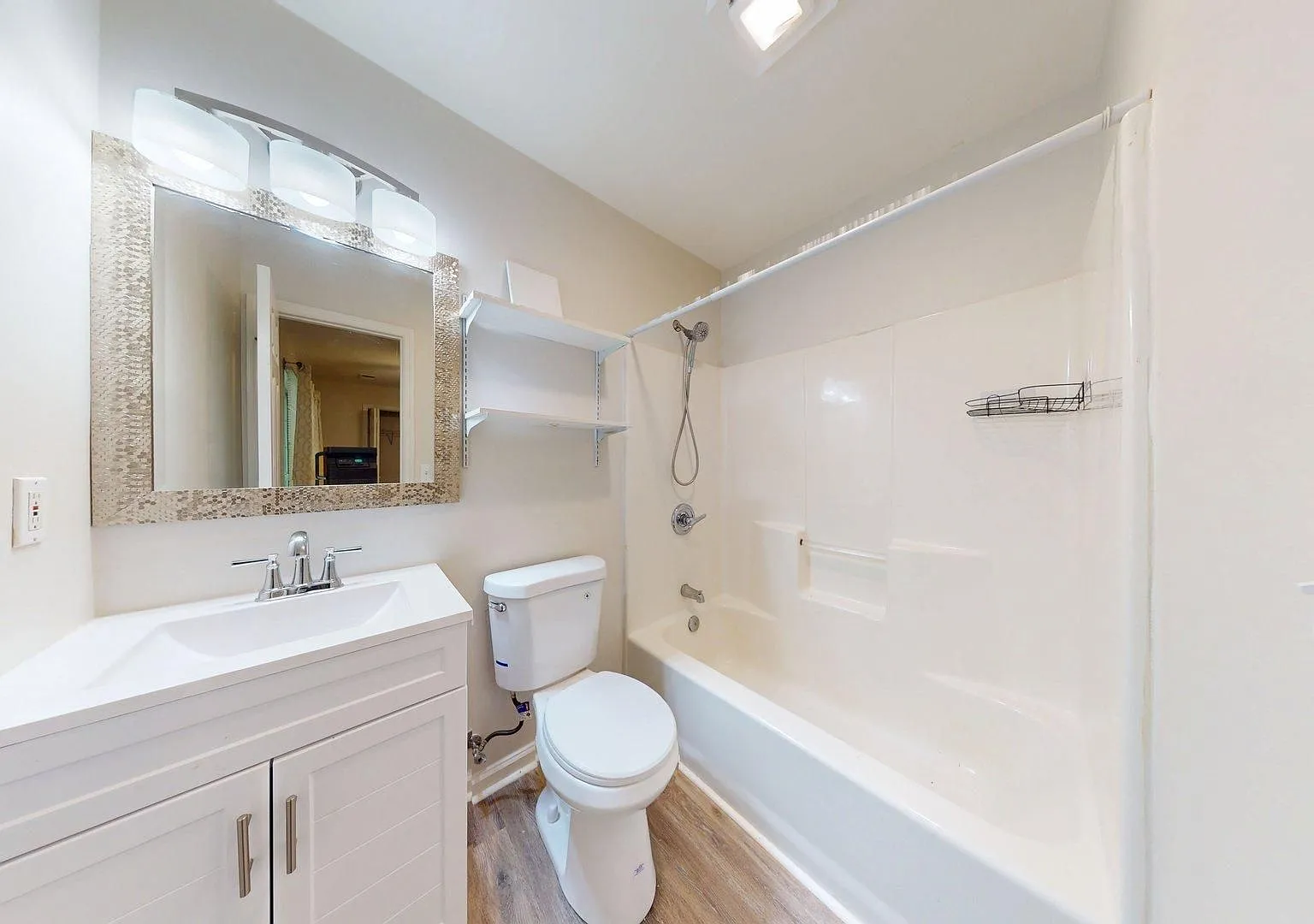 Spacious Auburn Duplex in Prime Location — Photo 4