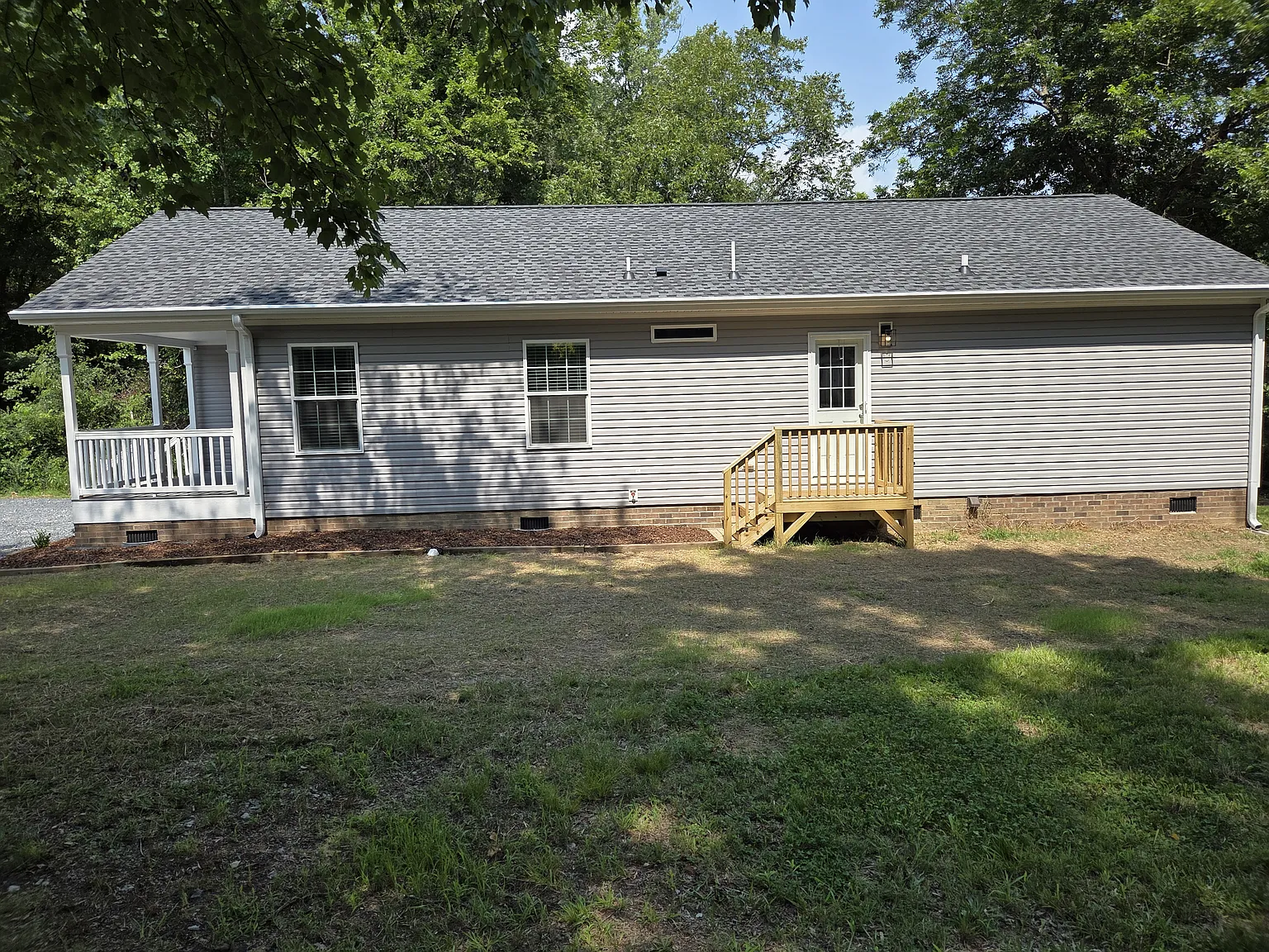 3 bed, 1400 sqft, $1,900 — Photo 2
