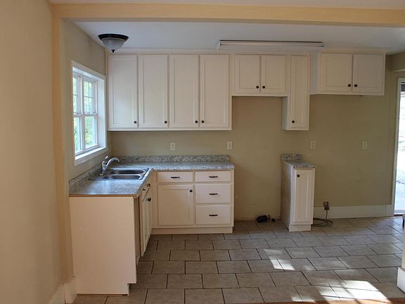 4th image of 204 Hillside Dr