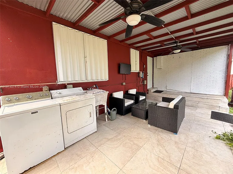 2435 Wilson St — Photo 17