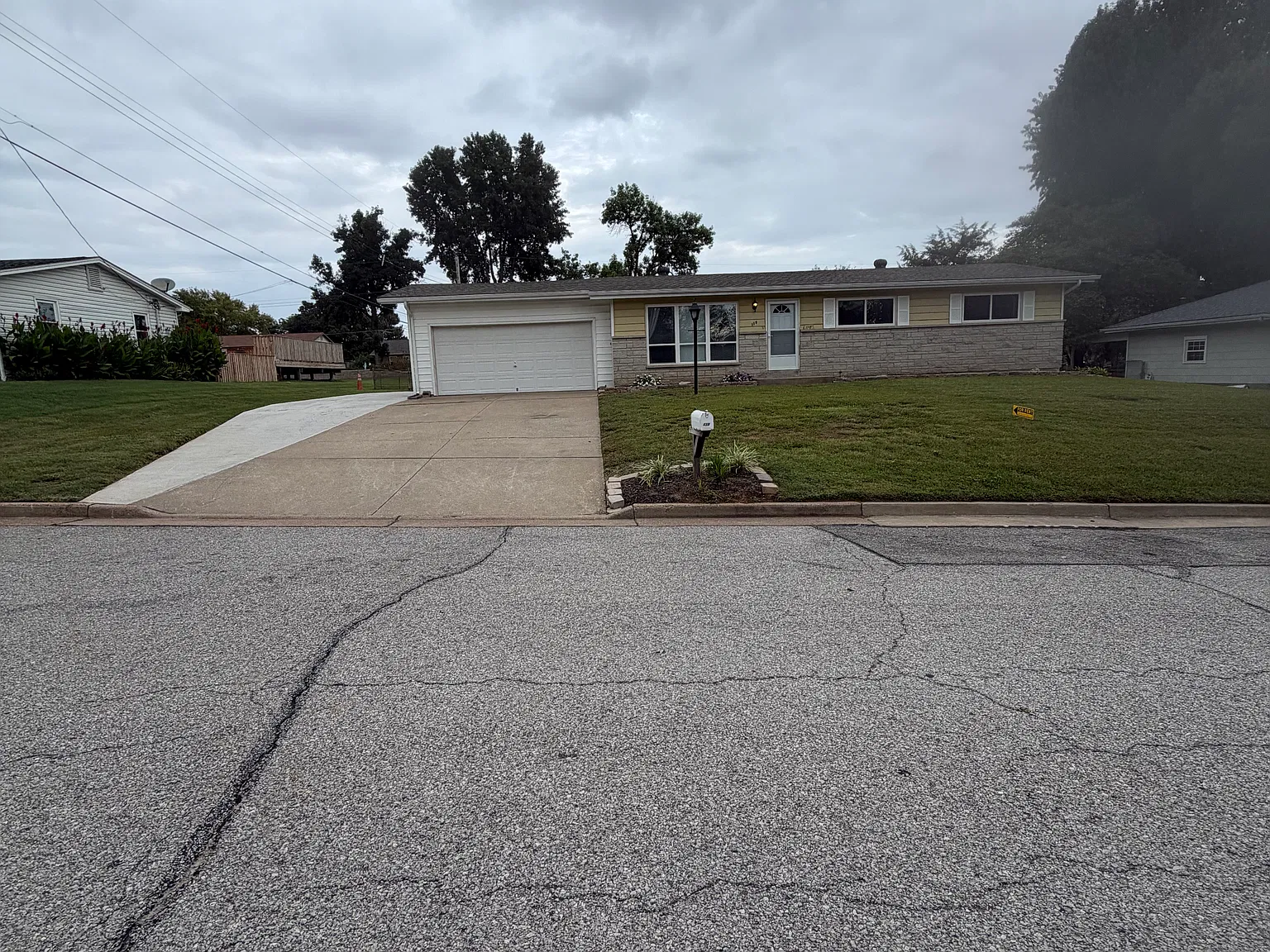 3 bed, 1.5 bath, 1080 sqft, $2,175 — Photo 1