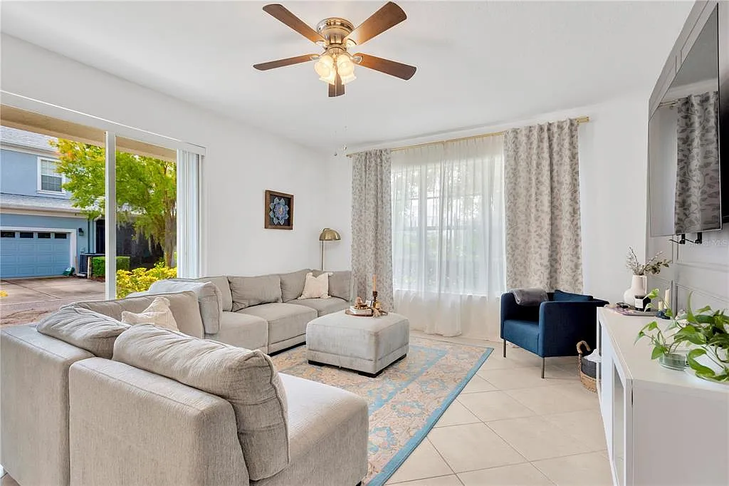 3 bed, 2.5 bath, 2339 sqft, $2,600 — Photo 4
