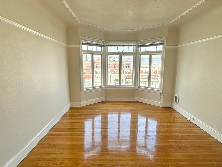 950 Bay St #7 — Photo 1