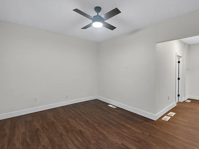 306 12th Ave NE #1 — Photo 3