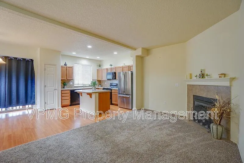 4 bed, 2.5 bath, 2184 sqft, $2,295 — Photo 4