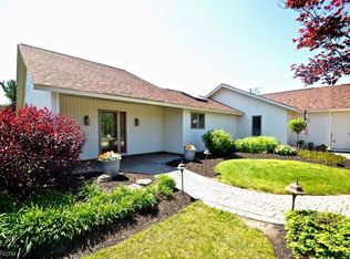 32980 Pineview Cir, North Ridgeville, OH 44039