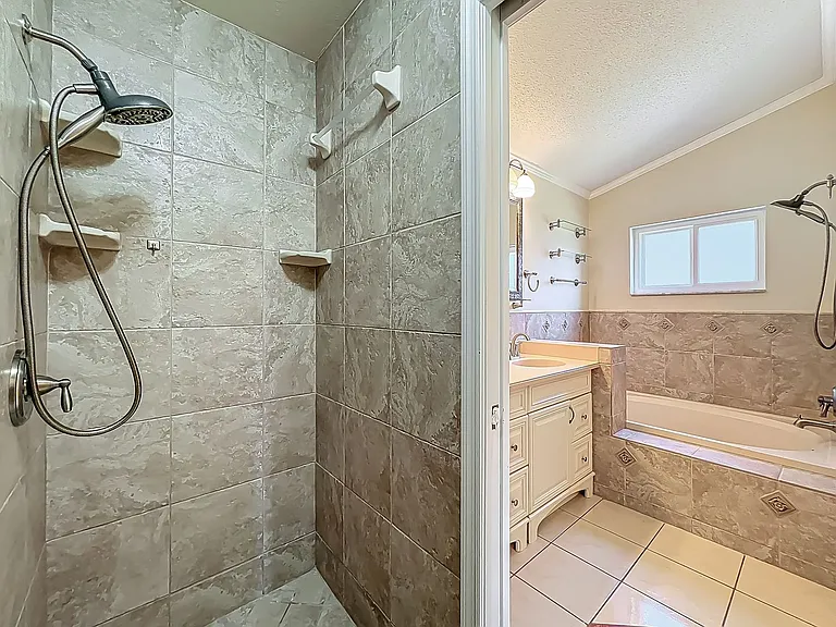 1843 Shadyhill Ter — Photo 25