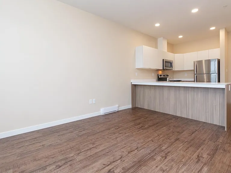 1085 Goldstream Ave — Photo 4