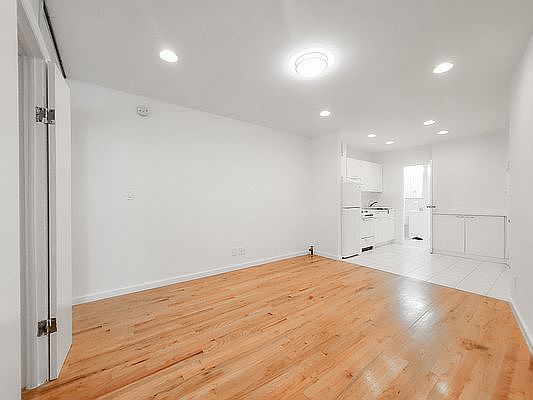 3rd image of 224 E 81st St APT 4A