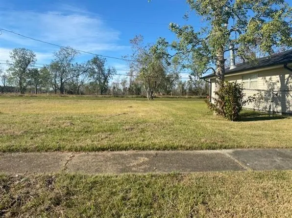 2124 Edgar Dr, Violet, LA 70092