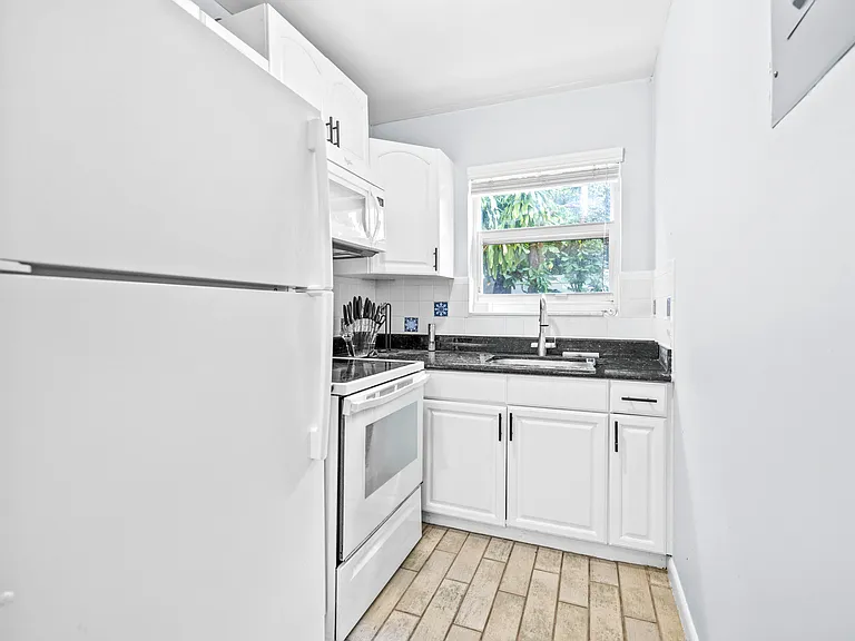 1900 NE 8th Ct #104 — Photo 8