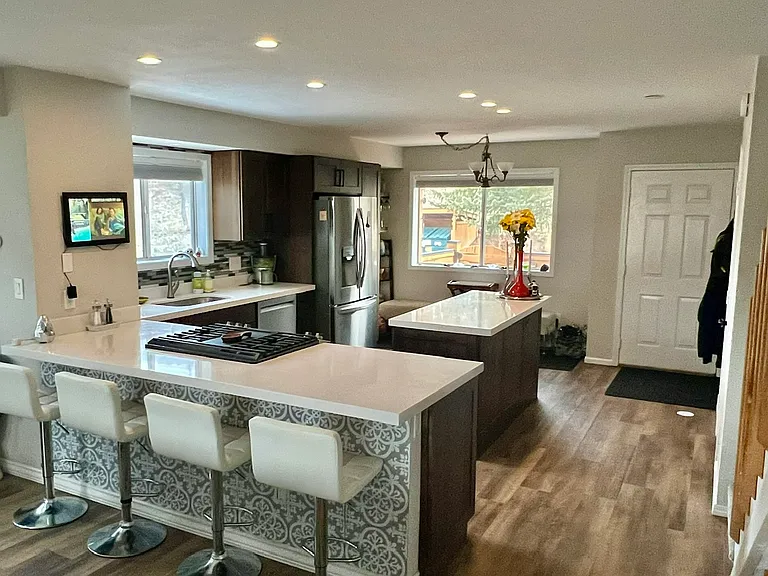 460 Moonridge Dr — Photo 2
